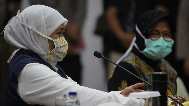 Gubernur Jawa Timur Khofifah melakukan pemantauan kesiapan rumah sakit, sekaligus melakukan kegiatan pemulihan ekonomi di tengah masyarakat sebelum swab tes.