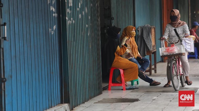 Sejumlah toko tutup  sementara selama pelaksanaan Pembatasan Sosial Berskala Besar (PSBB) di Bekasi, Jawa Barat, Senin, 20 April 2020. Penutupan toko selama PSBB berlangsung hingga 29 April. CNNIndonesia/Safir Makki