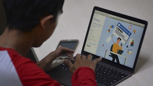 Warga mencari informasi tentang pendaftaran program Kartu Prakerja gelombang kedua di Jakarta, Senin (20/4/2020). Pemerintah membuka gelombang kedua pendaftaran program yang bertujuan memberikan keterampilan untuk kebutuhan industri dan wirausaha itu mulai Senin ini hingga dengan Kamis (23/4/2020) melalui laman resmi www.prakerja.go.id. ANTARA FOTO/Aditya Pradana Putra/wsj.