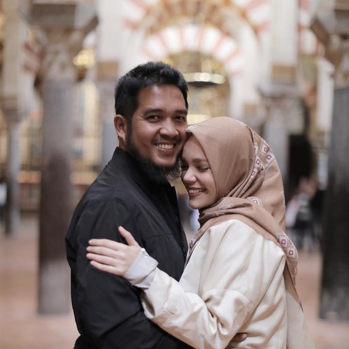 <p>Sebelum menikah, hubungan Dewi Sandra dan Agus ini melalui proses taaruf lho, Bunda. (Foto: Instagram @dewisandra)</p>