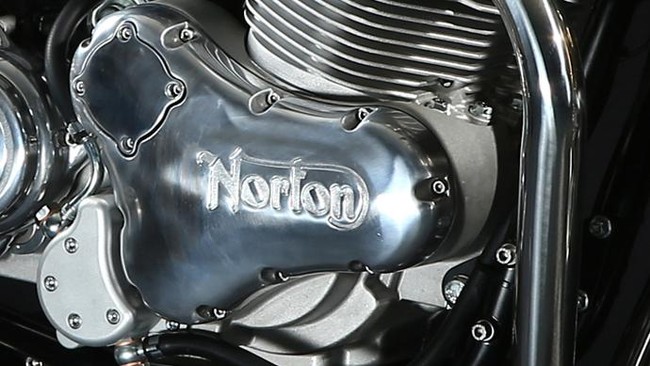 Logo Norton Motorcycles pada Commando 961 Cafe Racer.