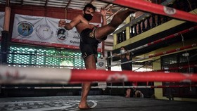 Bintang Muay Thai Tiru Mike Tyson, Gigit Lawan di Atas Ring