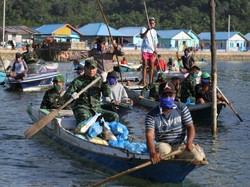 Pakai Sampan, Prajurit di Konawe Salurkan Sembako ke Warga Terdampak Corona
