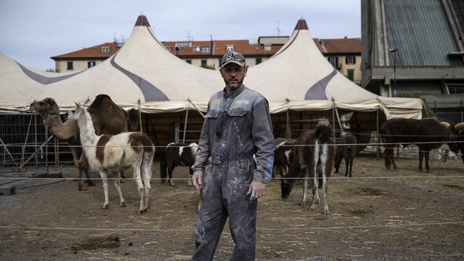 Circus director Derek Codaprin poses in the "Circo Millennium" on April 17, 2020 in Savona, Liguria Region, northwestern Italy, during a strict lockdown in the country to fight against the novel coronavirus. - The "Circo Millennium" is stuck in Savona since the beginning of the lockdown aimed at curbing the spread of the COVID-19. Consequences: the fairgrounds can't perform their show and the animals need more food. (Photo by MARCO BERTORELLO / AFP)