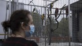 Kelompok Sirkus Italia Terjebak Lockdown A volunteer wearing a facemask for protective measures visits the parrots of the