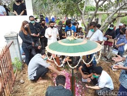 Nunung Tak Henti Menangis saat Ibunda Dimakamkan