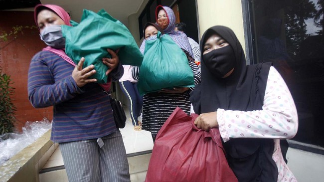 Ratusan kardus logistik bencana berupa mi instan dan sambal yang terbengkalai, ditemukan dalam kondisi kedaluwarsa oleh Dinas Sosial Makassar, Sulsel.