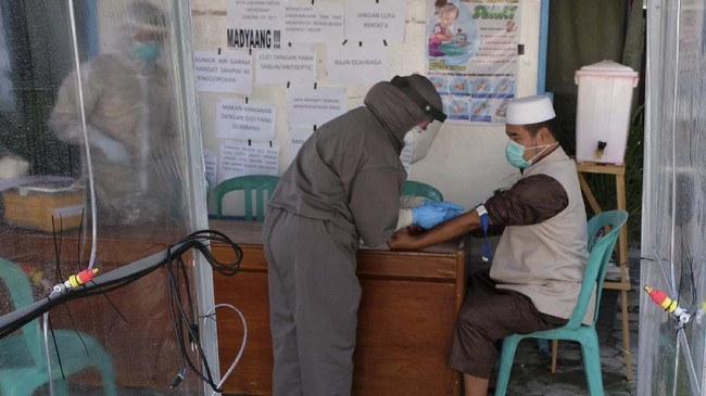 Petugas kesehatan melakukan rapid test kepada seorang anggota Jamaah Tabligh di Mojotengah, Kedu, Temanggung, Jawa Tengah, Senin (20/4/2020). Petugas Gugus Tugas Penanganan COVID-19 kabupaten Temanggung mendatangi satu persatu 84 anggota Jamaah tabligh yang mengikuti tabligh akbar di Gowa, Sulawesi Selatan beberapa waktu lalu. ANTARA FOTO/Anis Efizudin/wsj.
