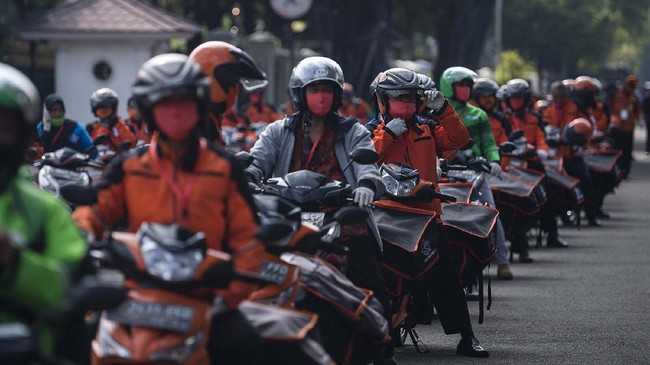Menteri Sosial Juliari P Batubara (kedua kiri) yang mewakili Presiden Joko Widodo, dan Mensesneg Pratikno (kiri) melepas distribusi bantuan sosial sembako di depan Istana Merdeka, Jakarta, Senin (20/4/2020). Pemerintah mulai menyalurkan bantuan sosial untuk wilayah di DKI Jakarta dalam rangka penanganan COVID-19 di wilayah Jabodetabek. ANTARA FOTO/Sigid Kurniawan-Pool/hp.