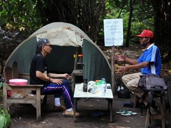 Isolasi Diri, Pemudik Ini Bikin Tenda Dekat Kuburan