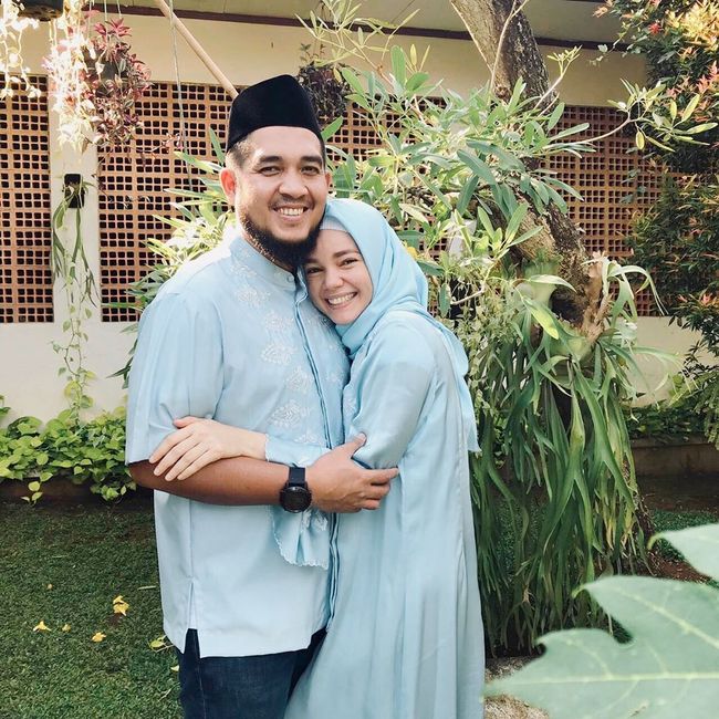 Dewi Sandra Bahas Hak dan Kewajiban Suami Istri Tuai Pro Dewi Sandra Bahas Hak dan Kewajiban Suami Istri Tuai Pro