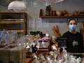 Prancis Wajibkan Penggunaan Masker di Dalam Ruangan Publik
