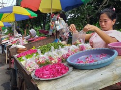 Curhat Penjual Kembang TPU Karet Bivak: Buat Makan Saja Tak Cukup!