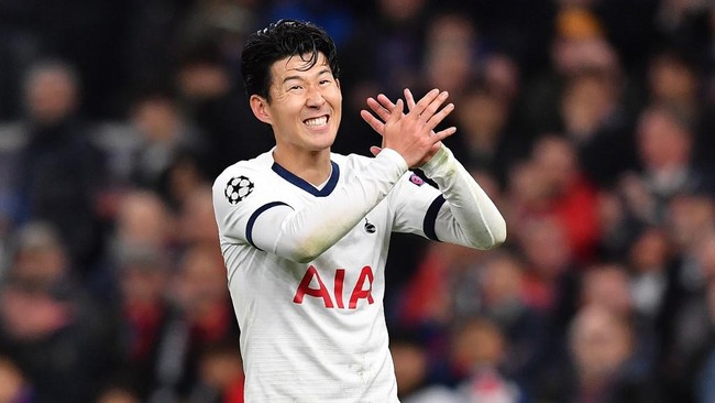 Tottenham Hotspur's South Korean striker Son Heung-Min applauds the fans following the UEFA Champions League Group B football match between Tottenham Hotspur and Olympiakos at the Tottenham Hotspur Stadium in north London, on November 26, 2019. - Tottenham won the match 4-2. (Photo by Ben STANSALL / AFP)