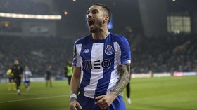 Barcelona dan PSG Rebutan Alex Telles