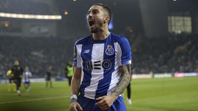 Manchester United resmi merekrut Alex Telles dari FC Porto dengan durasi empat tahun kontrak dengan opsi diperpanjang satu tahun lagi.