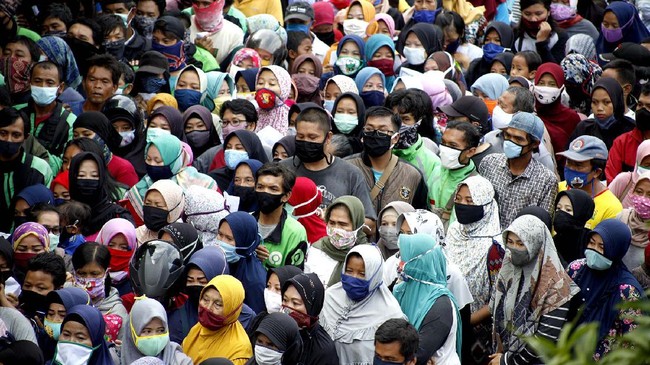 Sejumlah warga antre sembako di  gedung Baznas Kabupaten Bogor, Cibinong, Bogor, Jawa Barat, Senin (20/4/2020). Pembagian 500 paket sembako terdiri dari 5 Kg beras dan 10 mie instan itu untuk meringankan beban warga yang terdampak pandemi COVID-19. ANTARA FOTO/Yulius Satria Wijaya/hp.