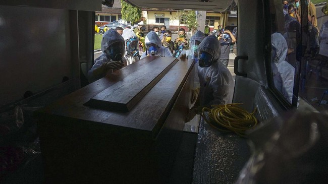 Dinkes Kota Batam membawa 15 orang kerabat dan keluarga penjemput pasien positif Covid-19 ke RSKI Pulang Galang untuk tes swab dan karantina.