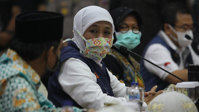 Kisruh Mobil Lab dan Anjuran Berdamai untuk Khofifah-Risma Gubernur Jawa Timur Khofifah Indar Parawansa (kedua kiri) didampingi Wali Kota Surabaya Tri Rismaharini (kedua kanan), Plt Bupati Sidoarjo Nur Ahmad Saifudin (kiri) dan Ketua Gugus Tugas Kuratif COVID-19 Jawa Timur Joni Wahyuhadi (kanan) memberikan keterangan pers usai menggelar pertemuan di Gedung Negara Grahadi, Surabaya, Jawa Timur, Minggu (19/4/2020). Pertemuan yang dihadiri Gubernur Jawa Timur, Wali Kota Surabaya, Plt Bupati Sidoarjo, Plt Sekda Gresik dan sejumlah Forkopimda tersebut membahas rencana penerapan Pembatasan Sosial Berskala Besar (PSBB) di Kota Surabaya serta sebagian wilayah di Sidoarjo dan Gresik. ANTARA FOTO/Moch Asim/aww.