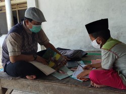 Guru Ini Bantu Siswa Tak Punya Smartphone Belajar di Rumah Karena Dilematis