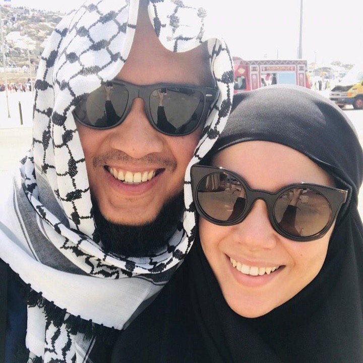 <p>Semenjak menjadi istri Agus, Dewi Sandra terlihat lebih tertutup, ia bahkan berhijrah dengan konsisten mengenakan jilbab. (Foto: Instagram @dewisandra)</p>
