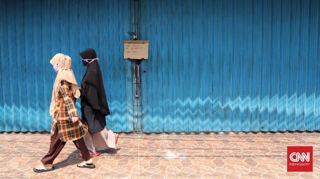 Sejumlah toko tutup  sementara selama pelaksanaan Pembatasan Sosial Berskala Besar (PSBB) di Bekasi, Jawa Barat, Senin, 20 April 2020. Penutupan toko selama PSBB berlangsung hingga 29 April. CNNIndonesia/Safir Makki
