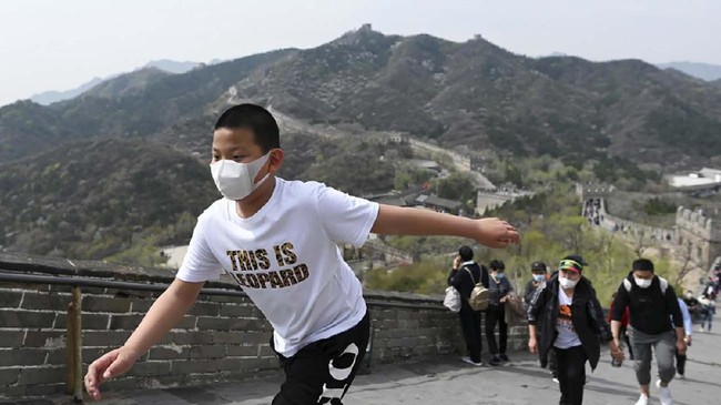 Tiga institusi terkait pemerintah China mengeluarkan pernyataan pers bersama mengumumkan penghapusan aturan wajib masker di lingkungan pendidikan.