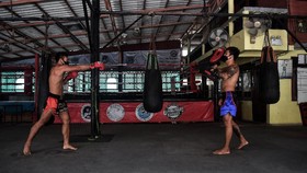 FOTO: Berlatih Muay Thai dengan 'Social Distancing'