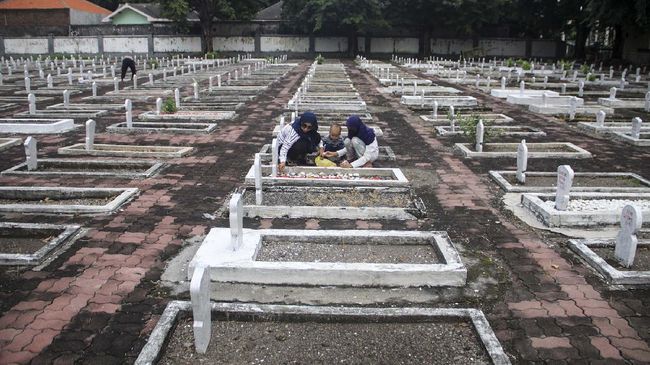 Jelang Ramadan, ziarah kubur menjadi salah satu tradisi yang sering dilakukan umat Muslim. Bagaimana hukum ziarah kubur sebelum Ramadan?