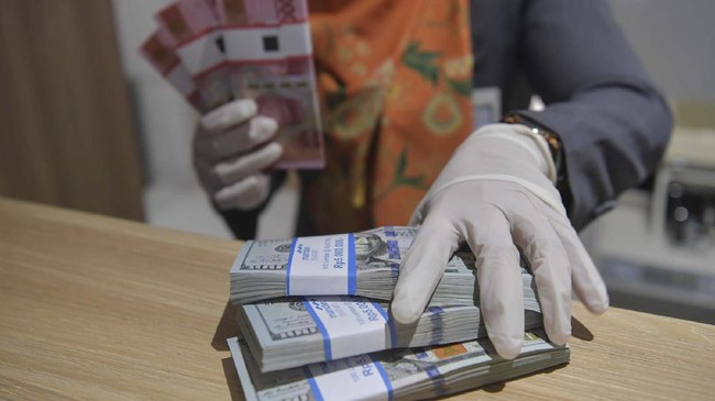 Rupiah menguat 0,09 persen ke level Rp14.985 per dolar AS pada Kamis (7/7).