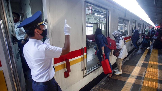 Suasana KRL Commuter Line di Stasiun Bojonggede,  Bogor, Jawa Barat, Senin (20/4/2020). Badan Pengelola Transportasi Jabodetabek (BPTJ) menyatakan Pengguna transportasi di wilayah Jakarta, Bogor, Depok, Tangerang, dan Bekasi (Jabodetabek) menurun selama pandemi COVID-19 di Indonesia. ANTARA FOTO/Yulius Satria Wijaya/hp.