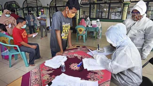 Pemkot Tegal memutuskan untuk menggembok becak milik yang bersangkutan agar berhenti berkeliling dan memenuhi kebutuhannya.