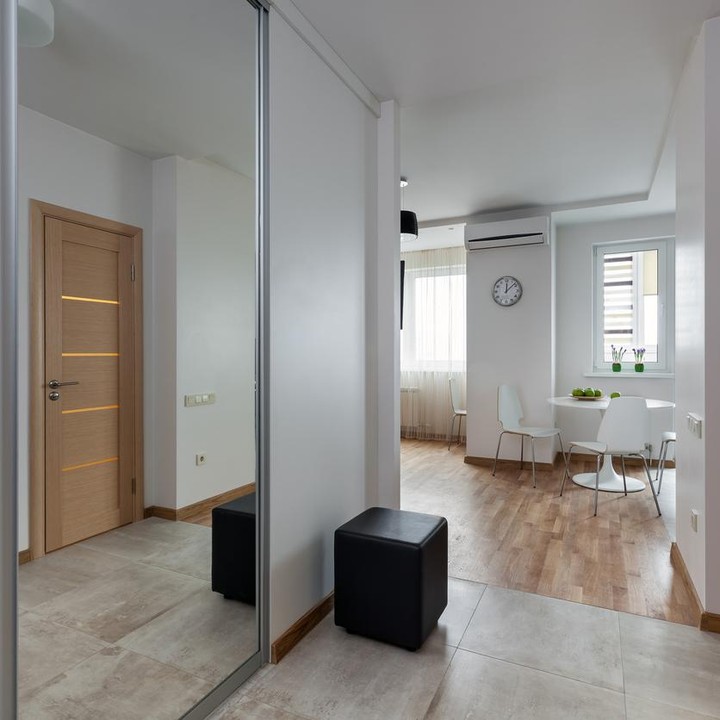 Cermin juga bisa diletakkan di lorong rumah seperti ini. Lorong yang sempit akan terlihat lebih luas dengan adanya cermin ini. (Foto: iStock)