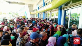 Warga Berdesakan Antre Sembako Murah Lumbung Pangan Jatim
