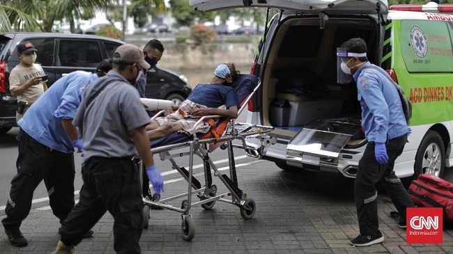 Petugas medis dari Ambulans Gawat Darurat Dinkes DKI Jakarta melakukan evakuasi seorang tunawisma di kawasan Pasar Baru. Jakarta, Selasa, 21 April 2020.