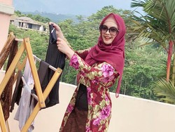 Ingrid Kansil Curi Perhatian di Hari Kartini, Jemur Baju Pakai Kebaya