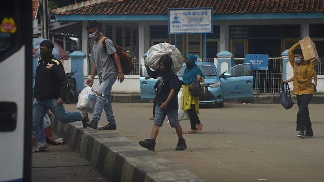 Sejumlah calon penumpang berjalan menuju bus di Terminal Bis Kota Serang, Banten, Jumat (10/4/2020). Pemda setempat bersama tokoh masyarakat melakukan berbagai upaya untuk mencegah penyebaran COVID-19 termasuk dengan mengajak warga untuk tidak mudik atau pulang kampung menjelang puasa dan lebaran. ANTARA FOTO/Asep Fathulrahman/wsj.