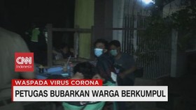 VIDEO: Petugas Bubarkan Warga Berkumpul