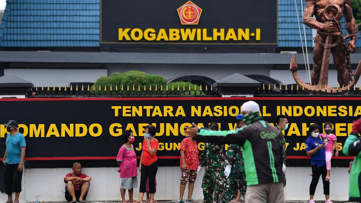 FOTO: Antrean Pembagian Nasi Kotak di Kogabwilhan Membeludak