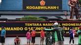 PEMBAGIAN NASI KOTAK DI KOGABWILHAN I Warga antre mendapatkan nasi kotak dan masker di Markas Komando Gabungan Wilayah Pertahanan (Kogabwilhan) I, Jakarta, Selasa (21/4/2020). Kegiatan tersebut merupakan kegiatan peduli dan berbagi dari Kogabwilhan-I kepada masyarakat sekitar di tengah berlangsungnya Pembatasan Sosial Berskala Besar. ANTARA FOTO/Sigid Kurniawan/foc.