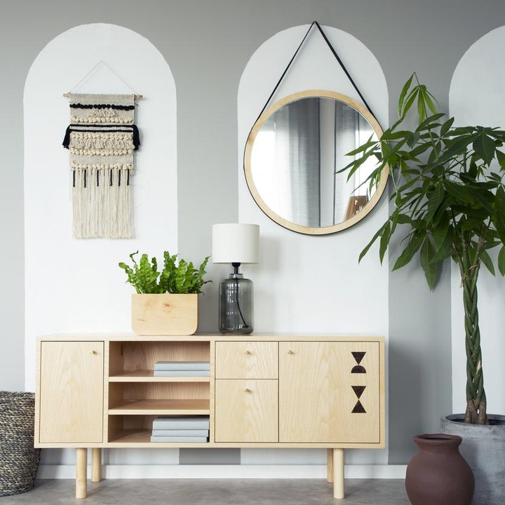 Cermin bulat merupakan salah satu dekorasi yang unik dan tren untuk rumah minimalis. Cermin bulat yang serasi dengan laci ini membuat ruangan semakin cantik. (Foto: iStock)