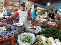 Jelang PSBB, Warga Sumedang Borong Kebutuhan Pokok di Pasar Tradisional