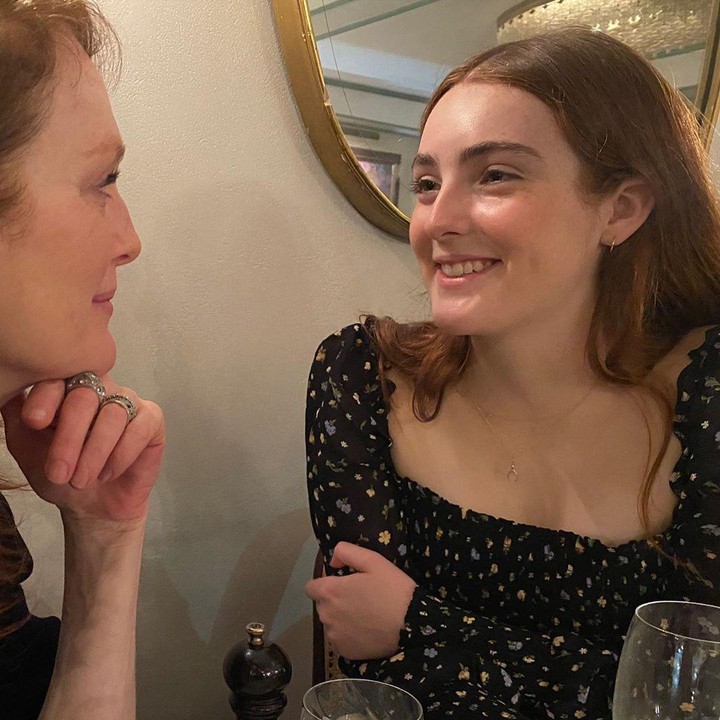 <p>Aktris peraih Oscar, Julianne Moore seperti sedang berkaca dengan anak gadisnya, Liv Freundlich. Keduanya juga sama-sama memiliki ginger hair. (Foto: Instagram @juliannemoore)</p>