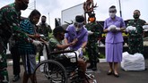 PEMBAGIAN NASI KOTAK DI KOGABWILHAN I Istri Panglima Komando Gabungan Wilayah Pertahanan (Kogabwilhan) I, Vero Yudo Margono (tengah) memberikan nasi kotak kepada warga di Markas Kogabwilhan I, Jakarta, Selasa (21/4/2020). Kegiatan tersebut merupakan kegiatan peduli dan berbagi dari Kogabwilhan-I kepada masyarakat sekitar di tengah berlangsungnya Pembatasan Sosial Berskala Besar. ANTARA FOTO/Sigid Kurniawan/foc.