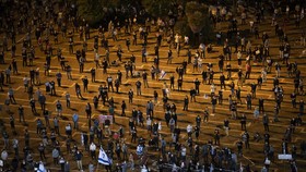 FOTO: Social Distancing ketika Unjuk Rasa ala Warga Israel