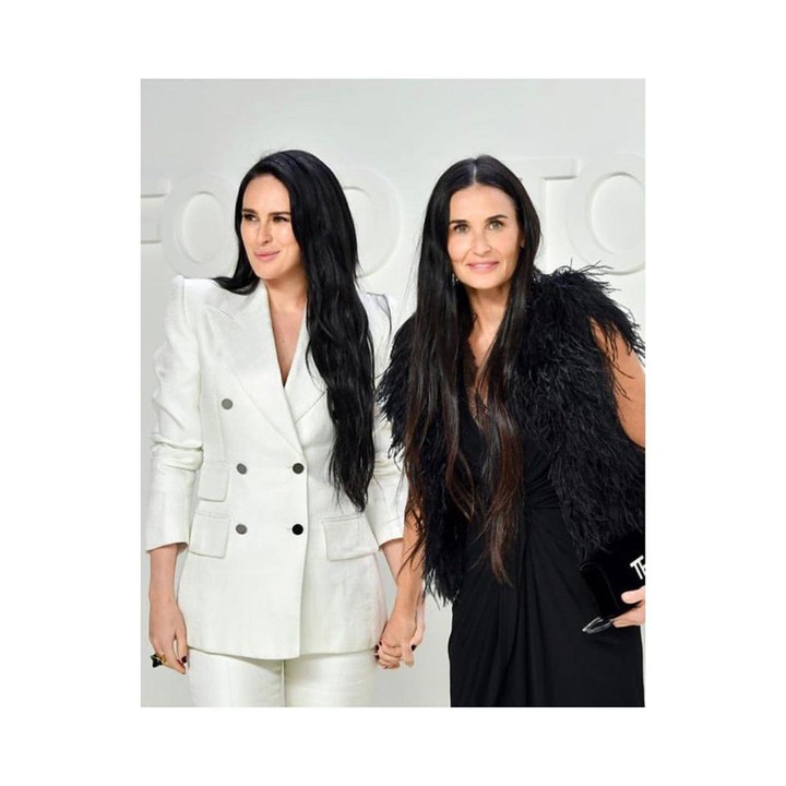 <p>Jangan salah, Bunda. Ini ibu dan anak, lho. Ya, aktris Hollywood Demi Moore punya anak gadis yang mirip sekali dengan dirinya, Rumer Willis. Rumer adalah anak tertuanya dari pernikahannya dengan aktor Bruce Willis.(Foto: Instagram @rumerwillis)</p>