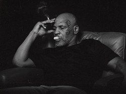 Mike Tyson Pamer Isap Ganja hingga Rindu Bob Marley