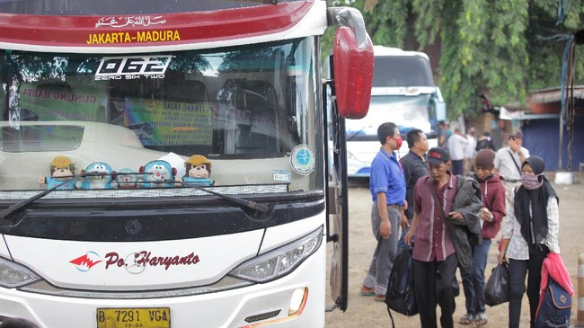 Calon penumpang bersiap menaiki bus AKAP di terminal bayangan Pondok Pinang, Jakarta, Jumat (3/4/2020). Pemerintah mengimbau masyarakat untuk menunda mudik atau pulang kampung pada Lebaran mendatang sebagai salah satu langkah membatasi penyebaran wabah COVID-19. ANTARA FOTO/Reno Esnir/aww.