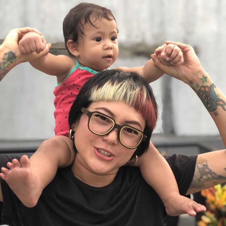 <p><em>Yeay!</em> Baby June digendong di pundak Mama Poppy. Begini cara seru mereka menikmati sore meski di rumah aja. "Nongkrong di teras sambil foto2..," tulis Poppy. (Foto: Instagram @popsovia)</p>