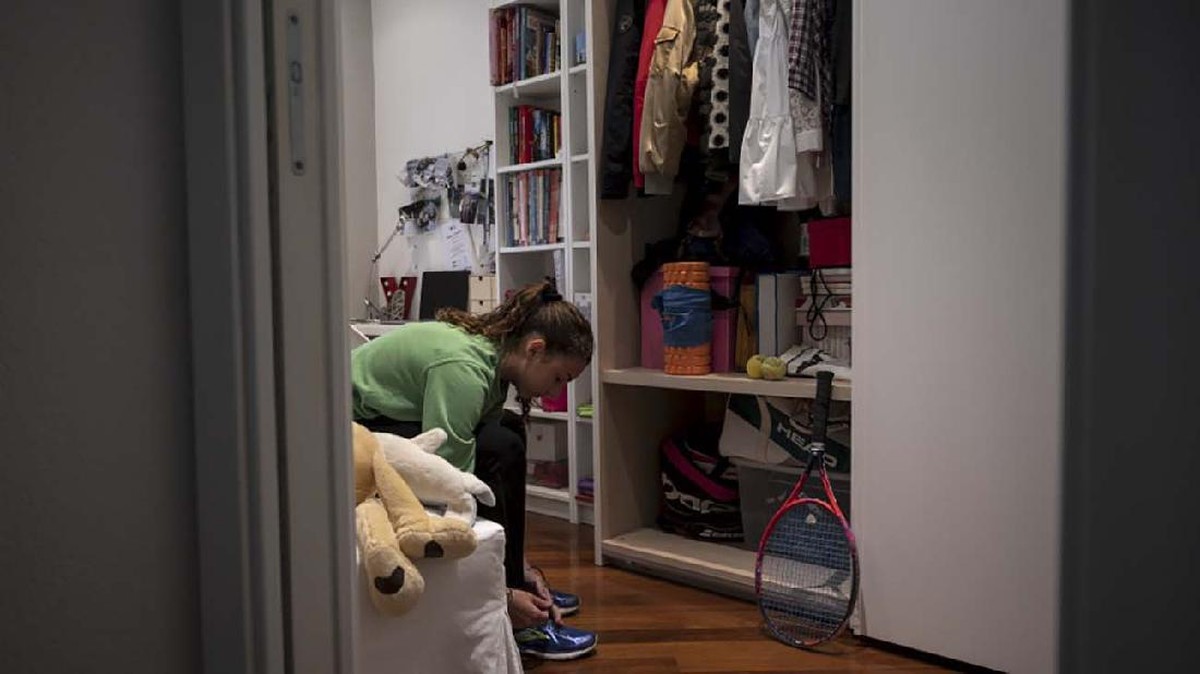FOTO: Bermain Tenis di Atap Rumah saat Lockdown Corona